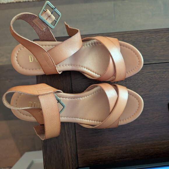 Dunes Women's Sayer Faux Wood Sandal NWOT - Picture 2 of 4